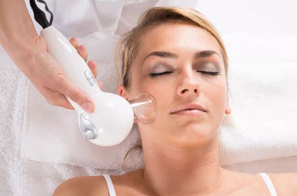 A vacuum massage procedure will help cleanse the skin of the face and smooth wrinkles. 