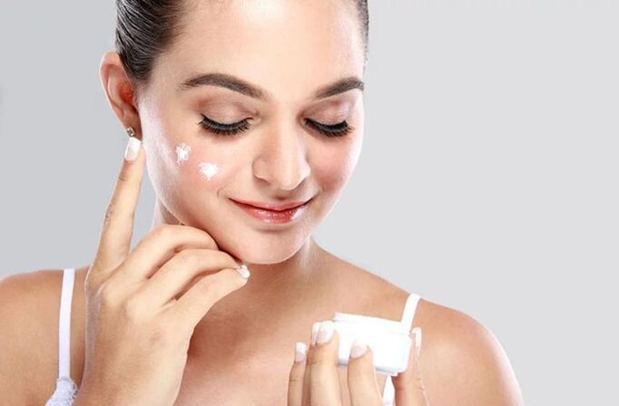 Before using the massager, apply cream to your face. 